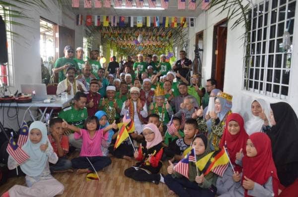Abdul Hadi (duduk, tengah) berkesempatan bersama masyarakat etnik Iban yang merayakan sambutan Hari Malaysia ke-56 peringkat Pas Pusat di rumah panjang RH Gima, Kuala Tatau, Bintulu Sarawak hari ini.FOTO: FB Muhtar Suhaili As-Sarawaki