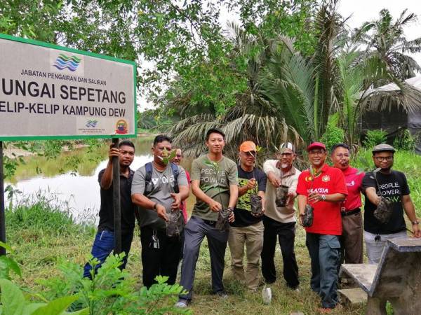 Penanaman pokok bakau antara aktiviti program Santai Alam Sempena Hari Malaysia di Jeti Kelip-kelip Kampung Dew hari ini.