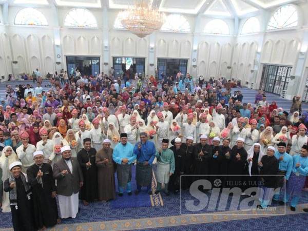 Seramai 17 pasangan diraikan serentak dalam majlis Nikah Jamaie Syarie di Masjid Sultan Azlan Shah di sini.