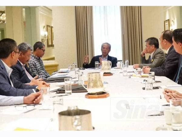 Muhyiddin(tengah) bersama delegasi KDN mempengerusikan mesyuarat bersama pegawai Amerika Syarikat dalam lawatan kerja rasmi Menteri Dalam Negeri ke Amerika Syarikat bermula hari ini sehingga Rabu.