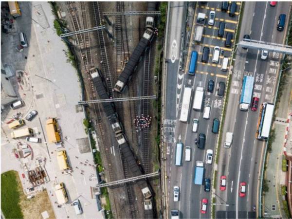 Tiga gerabak kereta api tersebut tergelincir daripada landasan.