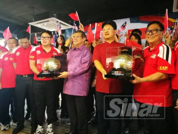 Saifuddin (tengah) pada Majlis Pertukaran Program Bola Keranjang Malaysia-China di Wisma MABA Kuala Lumpur hari ini. 