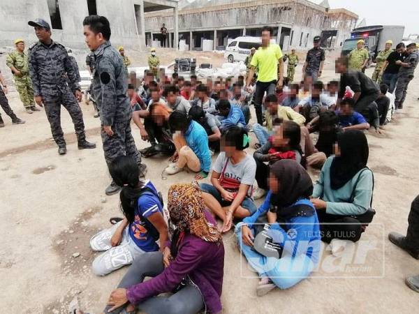 Sebahagian PATI yang ditahan dalam Op Bersepadu di dua lokasi berbeza iaitu Alor Gajah dan Jasin.