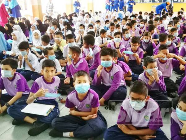 Murid Sekolah Kebangsaan Sri Kulim dibekalkan topeng muka sebagai langkah keselamatan berdepan cuaca tidak menentu.