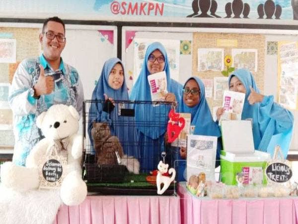 Mohd Sobri (kiri) kagum dengan kebolehan pelajarnya yang berjaya mencipta produk makanan berkenaan untuk menyelesaikan masalah yang dihadapi beliau.