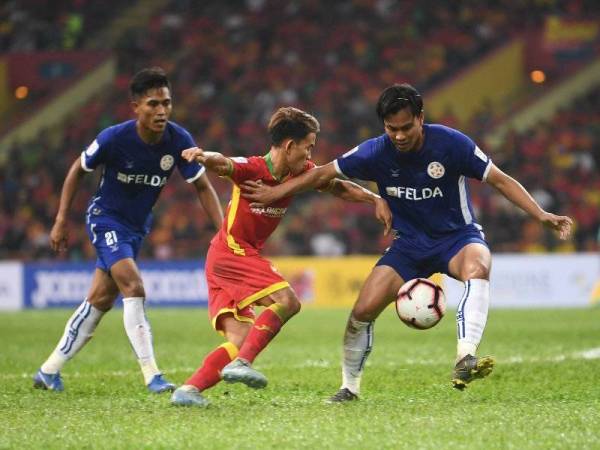 Pemain lincah Selangor, Faiz Nasir (tengah) dijangka diturunkan bagi misi melakar kemenangan di Jengka, malam tadi.