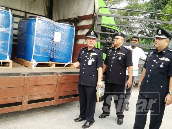 Jin Lai (kiri) menunjukkan pelbagai jenis dadah yang akan dilupuskan hari ini.