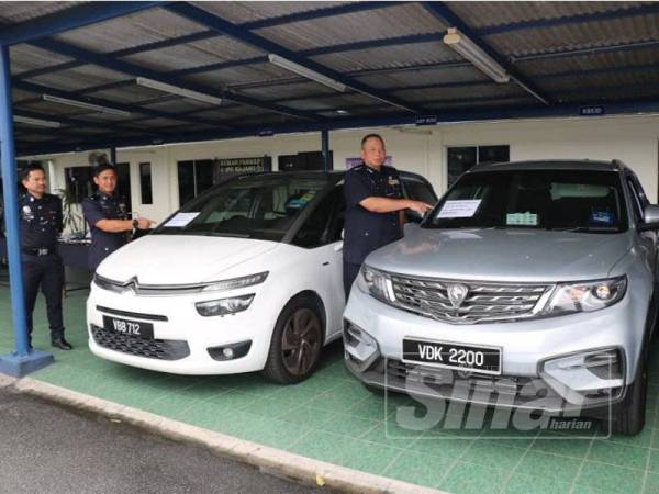 Ahmad Dzaffir menunjukkan antara kenderaan dirampas semula selepas polis menahan geng pecah rumah dan melarikan kenderaan minggu lalu.