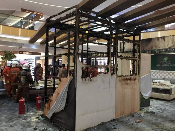 Perkakas pameran terbakar di SOGO The Mall, Southkey di sini hari ini.