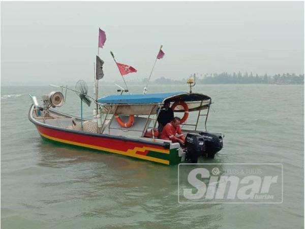 Putih dan Shahrul selamat tiba di jeti Pengkalan Nelayan Pantai Puteri selepas diiringi Bot Petir 85 Maritim.