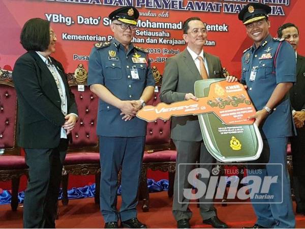 Mohammad Hamdan (dua kiri) mengiringi Ketua Setiausaha Kementerian Perumahan dan Kerajaan Tempatan, Datuk Seri Mohammad Mantek yang menyampaikan replika kunci RIM dan Toyota Hilux kepada semua pengarah JBPM negeri pada majlis di Sepang hari ini.