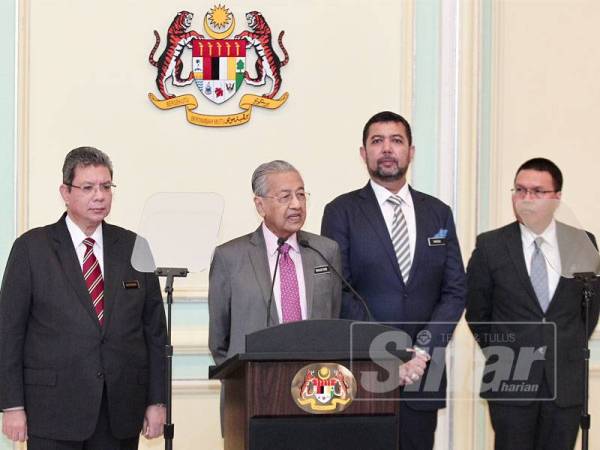 Dr Mahathir (tengah) melancarkan Kerangka Dasar Luar Malaysia Baharu di Perdana Putra hari ini. -Foto Sinar Harian ZAHID IZZANI