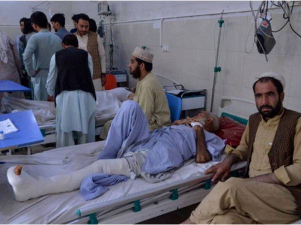 Mangsa serangan pengebom berani mati dan penyerang bersenjata di Jalalabad, Afghanistan hari ini dirawat di hospital. - FOTO AFP