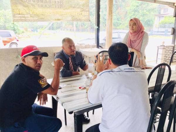 Nur Madihah melayan pelanggan yang mengunjungi gerai abangnya.