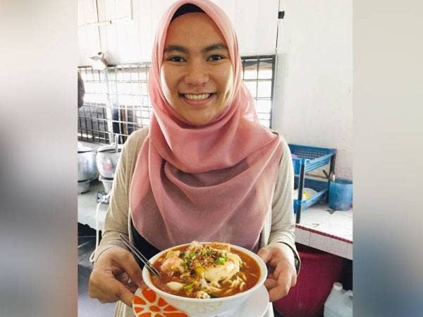 Nur Madihah menunjukkan mi bandung yang menjadi santapan Agong dan Raja Permaisuri pada Sabtu lalu.