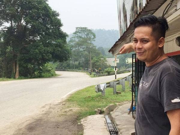 Mohammad Hasbullah menunjukan tempat kenderaan kerabat di raja itu berhenti.