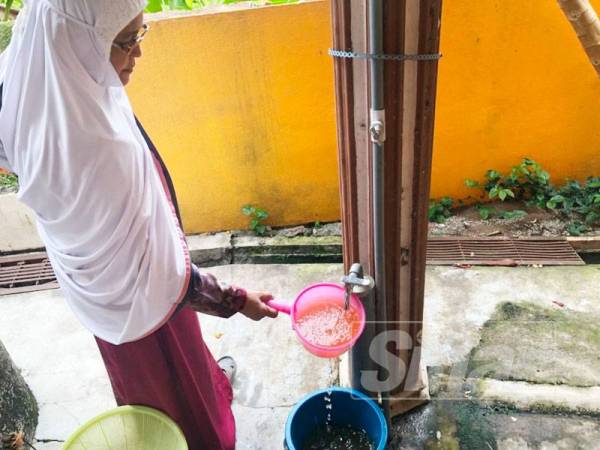 Rohanah menadah air untuk dicatu dan perlu dibiarkan untuk mendapan kelodak karat sebelum digunakan.