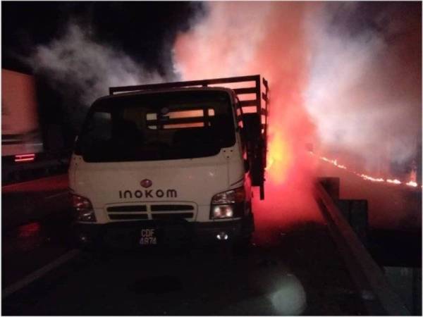 Lori tiga tan itu terbakar pada bahagian belakang. - Foto JBPM