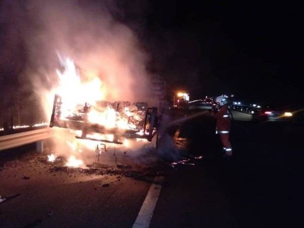 Pemandu lori melecur pada tangan dalam kejadian itu - Foto JBPM