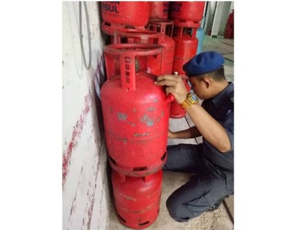 Penguatkuasa KPDNHEP memeriksa tong gas yang dirampas dalam serbuan yang dijalankan semalam.