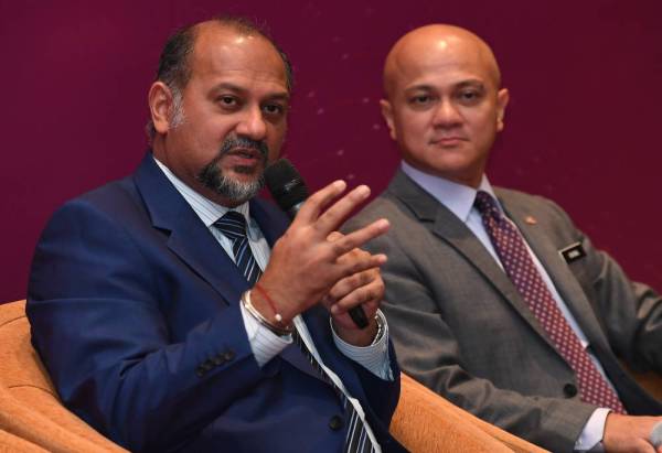 Gobind (kiri) dan Pengerusi Suruhanjaya Komunikasi dan Multimedia Al-Ishsal Ishak bercakap pada sidang media selepas perasmian Majlis Pelancaran Pelan Gentian Optik dan Kesalinghubungan Negara (NFCP) di Pusat Konvensyen Antarabangsa Putrajaya hari ini.
