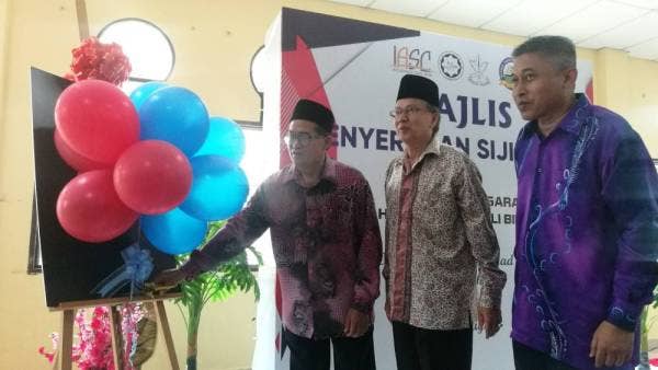 Dari kiri Mohd Ghazali, Pengerusi IASC Holdings Sdn Bhd, Datuk Dr Ahmad Munawar Abdul Jalil dan Pengarah Urusan IASC, Mohd Zamri ibrahim menyempurnakan gimik penyerahan sijil halal oleh JAIP kepada Dewan Makan Maahad Tahfiz Yayasan Pahang hari ini. 