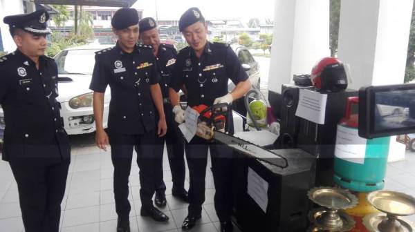 Ganti Jimmy (kanan) melihat barangan yang berjaya dirampas.