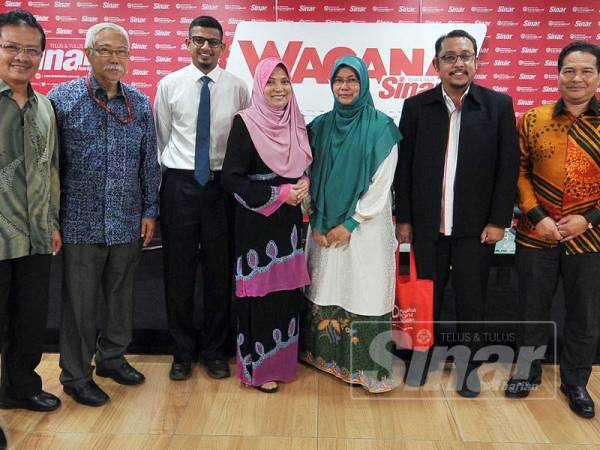 Moderator dan panel bergambar bersama dengan pengurusan Kumpulan Media Karangkraf pada Wacana Sinar Siri ke-127 yang bertajuk Pas-Umno: Dulu Bergaduh, Kini Berkawan yang diadakan di Kumpulan Media Karangkraf. - Foto Sinar Harian/ROSLI TALIB