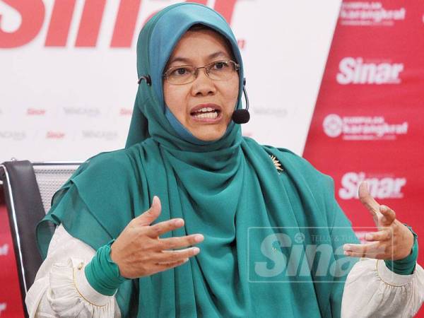 Timbalan Ketua Muslimat Pas, Dr. Rosni Adam menyampaikan hujah pada Wacana Sinar Siri ke-127 yang bertajuk Pas-Umno: Dulu Bergaduh, Kini Berkawan. - Foto Sinar Harian/ROSLI TALIB