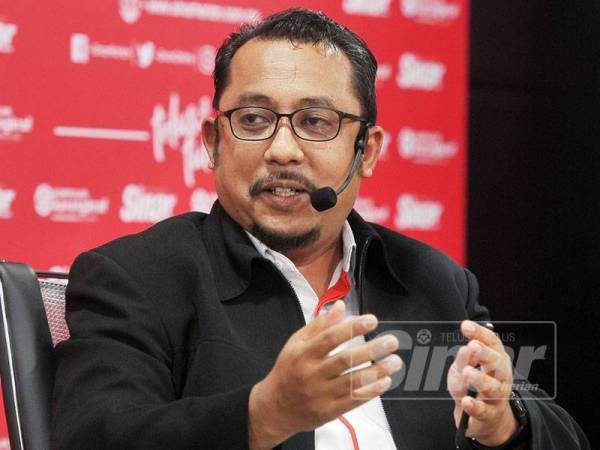Pengurus Kanan (Penyelidikan) IDE, Khairul Arifin Mohd Munir menyampaikan hujah pada Wacana Sinar Siri ke-127 yang bertajuk Pas-Umno: Dulu Bergaduh, Kini Berkawan. - Foto Sinar Harian/ROSLI TALIB