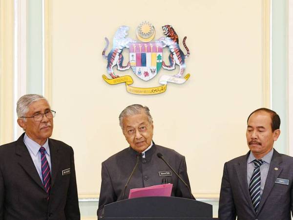 Dr Mahathir pada sidang media selepas mempengerusikan mesyuarat Jawatankuasa Khas Kabinet Mengenai Anti Rasuah di Perdana Putra hari ini.
Turut hadir Ketua Setiausaha Negara, Tan Sri Dr Ismail Bakar (kanan) dan Ketua Pengarah Pusat Governans, Integriti dan Antirasuah Nasional (GIACC) Tan Sri Abu Kassim Mohamed (kiri). - Foto Bernama