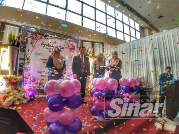 Nur Zulfa (kiri) mengiringi Kon Yeow merasmikan Fiesta Perkahwinan Beramai-ramai JPN Pulau Pinang tadi.