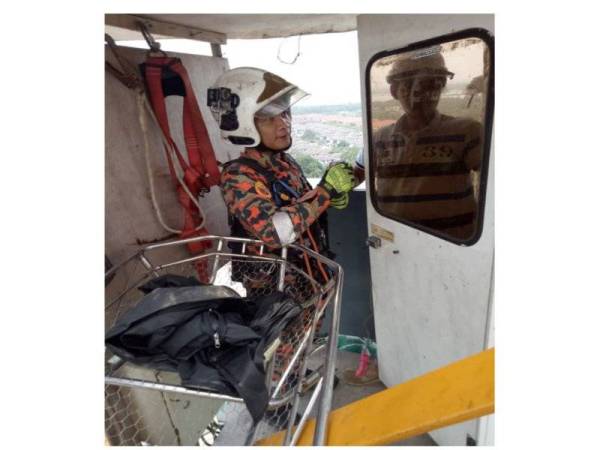 Anggota bomba berdepan kesukaran menurunkan mangsa susulan tempat yang sempit. Foto: Bomba Johor