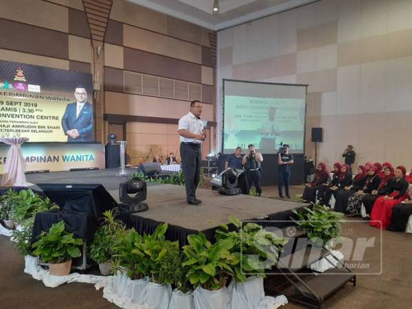 Amirudin ketika berucap pada Majlis Pelancaran Akademi Kepimpinan Wanita (AKW) di SACC hari ini.