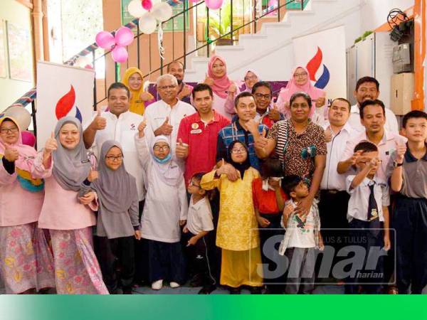 Murid OKU penglihatan teruja menerima sumbangan daripada Yayasan MRCB.