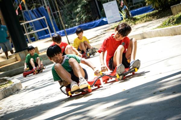 
Antara aktiviti sihat yang ditawarkan kepada pengunjung di Taman Tema Escape, Pulau Pinang.