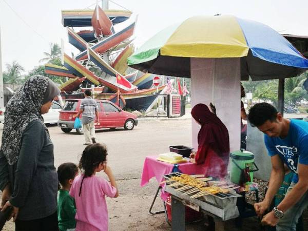 Lokasi di hadapan tugu peringatan tsunami yang merupakan laluan pelancong membolehkan sate mereka jadi tumpuan.