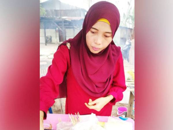 Nor Aini ketika berniaga.