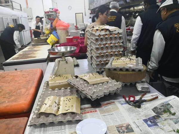 Ruang dapur restoran yang diserbu pihak berkuasa.