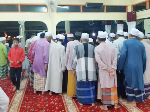 Jemaah Masjid An-Nur Felda Teloi Timur mengerumi sebaik sahaja menyedari arwah rebah selepas azan.- Foto: Ihsan Azzahari
