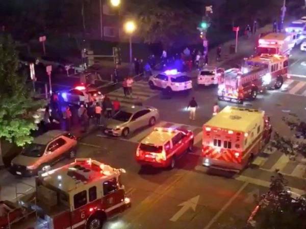 Kenderaan pasukan penyelamat tiba bagi membantu mangsa. - Foto: Agensi