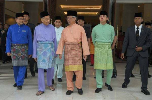 Yang di-Pertuan Agong Al-Sultan Abdullah Ri'ayatuddin Al-Mustafa Billah Shah (tengah) berangkat pulang selepas menunaikan Solat Jumaat dan Solat Istisqa bagi mengharapkan agar Allah SWT menurunkan hujan dan menghilangkan jerebu di Surau Utama Istana Negara hari ini. - Foto Bernama