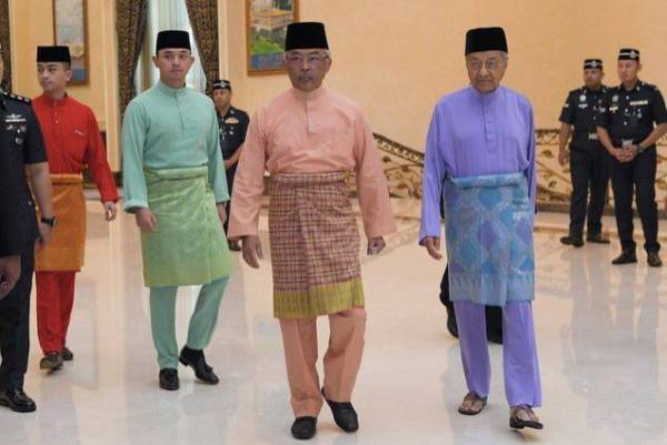 Yang di-Pertuan Agong Al-Sultan Abdullah Ri'ayatuddin Al-Mustafa Billah Shah (dua, kanan) diiringi Perdana Menteri Tun Dr Mahathir Mohamad (kanan) berkenan hadir bagi menunaikan Solat Jumaat di Surau Utama Istana Negara hari ini. - Foto Bernama