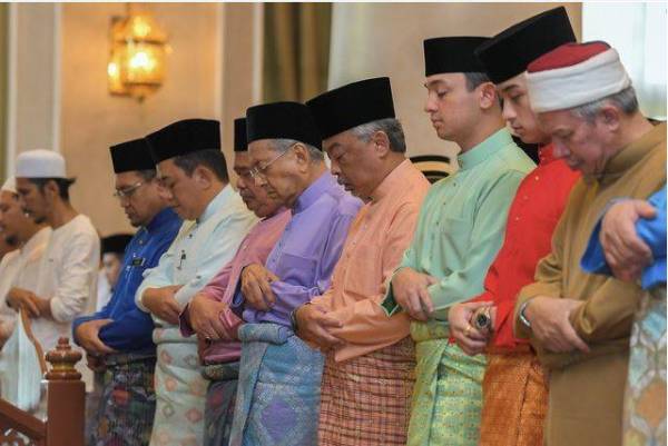 Yang di-Pertuan Agong Al-Sultan Abdullah Ri'ayatuddin Al-Mustafa Billah Shah (empat, kanan), berkenan menunaikan Solat Jumaat di Surau Utama Istana Negara hari ini. - Foto Bernama