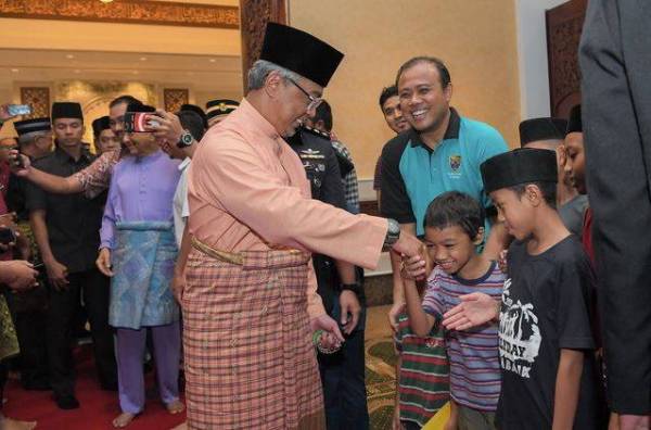 Yang di-Pertuan Agong Al-Sultan Abdullah Ri'ayatuddin Al-Mustafa Billah Shah berkenan bersalaman dengan jemaah yang hadir yang bersama menunaikan solat Jumaat dan Istisqa bagi mengharapkan Allah SWT menurunkan hujan dan menghilangkan jerebu di Surau Utama Istana Negara hari ini. - Foto Bernama
