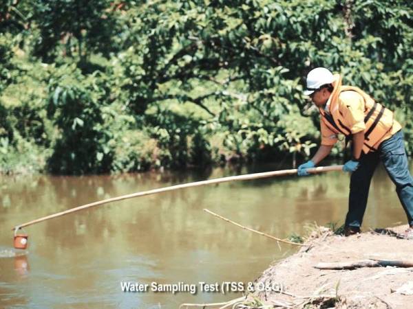 Persampelan air berkala bagi menjaga kebersihan air.
