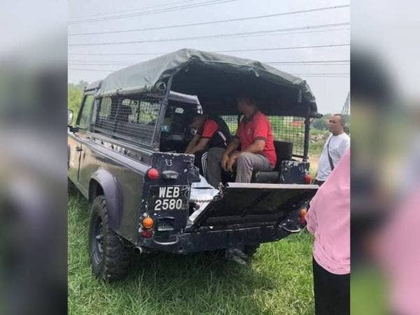 Jenazah mangsa yang maut akibat renjatan elektrik ketika mengait umpan. - Foto ihsan pembaca