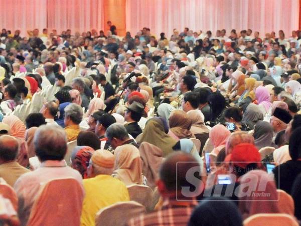 Menteri Wilayah Persekutuan, Khalid Abdul Samad menyampaikan ucapan pada Sesi Town Hall Menteri Wilayah Persekutuan Bersama Pemilik Tanah Kampung Baru di Dewan Perdana Felda di sini hari ini. - Foto ROSLI TALIB