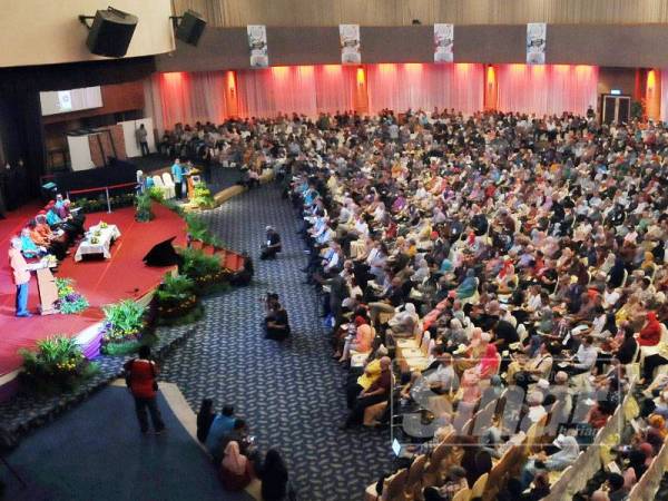 Pemilik tanah hadir pada Sesi Town Hall Menteri Wilayah Persekutuan Bersama Pemilik Tanah Kampung Baru di Dewan Perdana Felda di sini hari ini. - Foto ROSLI TALIB