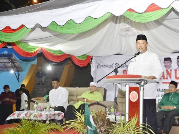 Mohamad ketika berucap pada Ceramah Umum Penyatuan Ummah bahagian Tampin di kawasan terbuka berhampiran stesen bas Gemas malam tadi.